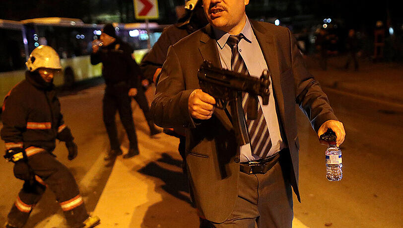 Bei dem Doppelanschlag in Istanbul sind mindestens 29 Menschen getötet worden, darunter auch Polizisten. Bei dem Doppelanschlag in Istanbul sind mindestens 29 Menschen getötet worden, darunter auch Polizisten.