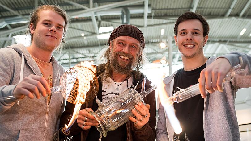 Andi Staudinger (v.l.), Sigi Franz und Alexander Magiera blasen Geräte, die in Laboratorien zum Einsatz kommen. Seit 2001 fertigt Sigi Franz unter dem Label "Glaspunkt" auch filigrane Glasskulpturen.