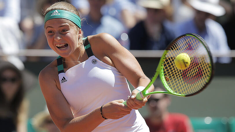 Im Finale der French Open setzte sich die 20 Jahre alte Lettin am Samstag gegen Simona Halep aus Rumänien mit 4:6, 6:4, 6:3 durch und feierte damit den ersten Grand-Slam-Titel ihrer Tennis-Karriere. Es war sogar der erste Turniersieg für Ostapenko überhaupt, die die jüngste Paris-Siegerin seit Iva Majoli vor 20 Jahren ist.