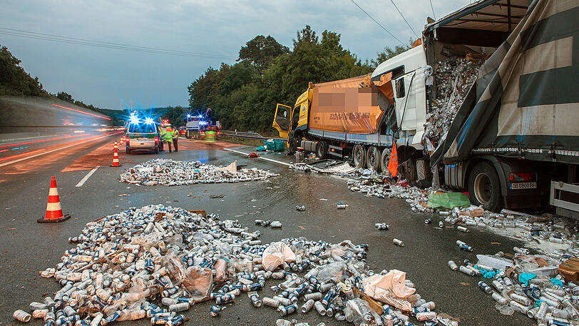 Die A9 ist ein einziges Schlachtfeld: Unzählige Bierdosen liegen nach dem Unfall auf der Fahrbahn verteilt. Beide Lkw-Fahrer kamen mit schwersten Verletzungen ins Krankenhaus.
