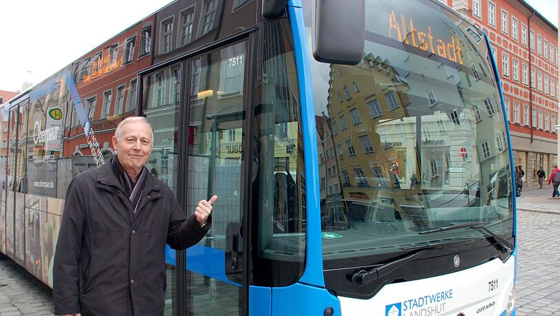 Busticket statt Führerschein – Franz Wölfl, Vorsitzender des Seniorenbeirats, möchte, dass es das Projekt für Senioren ab 70 Jahren weiter gibt und zeitlich ausgeweitet wird. Busticket statt Führerschein – Franz Wölfl, Vorsitzender des Seniorenbeirats, möchte, dass es das Projekt für Senioren ab 70 Jahren weiter gibt und zeitlich ausgeweitet wird.