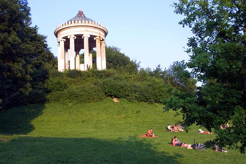 Im Englischen Garten treffen sich ganz unterschiedliche Menschen.