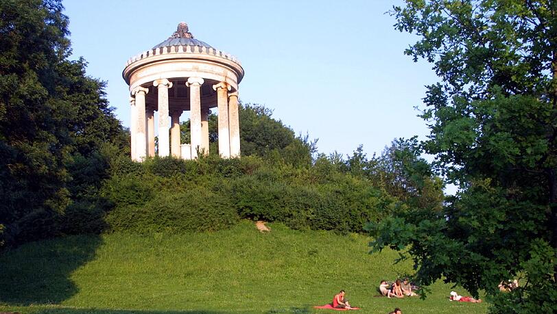 Im Englischen Garten treffen sich ganz unterschiedliche Menschen. Im Englischen Garten treffen sich ganz unterschiedliche Menschen.
