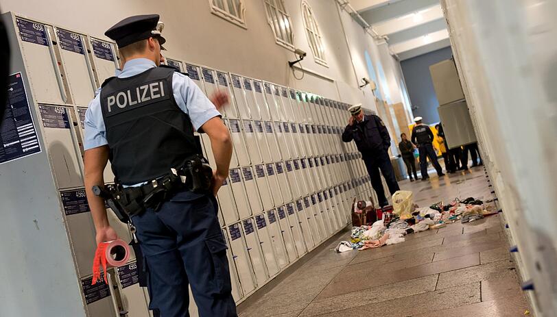 Zweieinhalb Stunden war der Hauptbahnhof wegen eines verdächtigen Gepäckstücks gesperrt. Um 13.50 Uhr kam Entwarnung. Der Koffer sei ungefährlich. Die Bilder vom Polizeieinsatz.