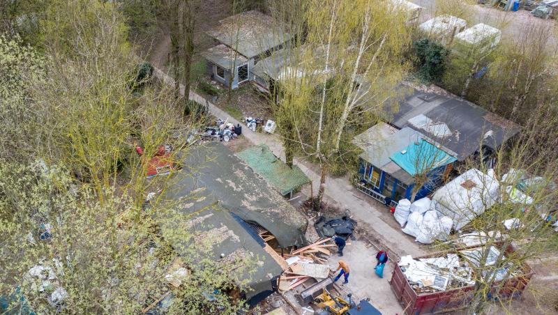 Ein Bagger steht vor der bereits zum Teil abgerissenen Parzelle des mutmaßlichen Täters auf dem Campingplatz Eichwald. Ein Bagger steht vor der bereits zum Teil abgerissenen Parzelle des mutmaßlichen Täters auf dem Campingplatz Eichwald.