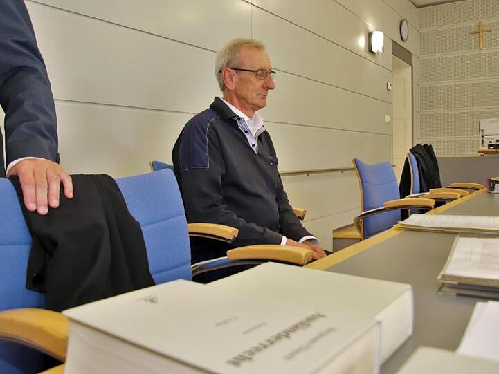Ulrich Gampert, evangelischer Pfarrer, sitzt vor Verhandlungsbeginn auf seinem Platz. Foto: Benjamin Liss