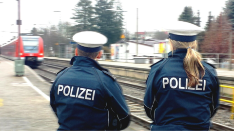 Mindestens drei Unbekannte haben den 50-jährigen Mann an der S-Bahn-Station Esting angegriffen und verletzt. (Symbolbild)