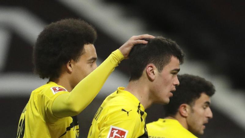 Giovanni Reyna (M) wird von seinen Dortmunder Kollegen für sein Tor zum 1:1 in Frankfurt gefeiert. Giovanni Reyna (M) wird von seinen Dortmunder Kollegen für sein Tor zum 1:1 in Frankfurt gefeiert.