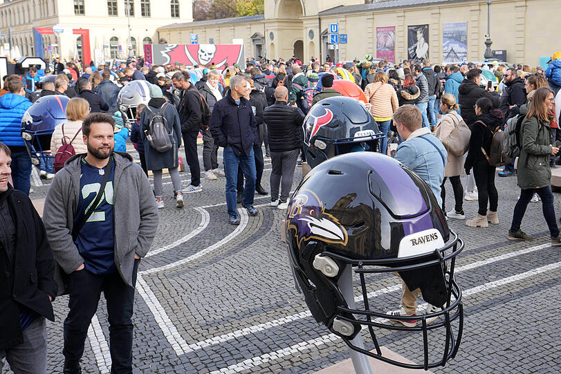 Schon in den vergangenen Tagen konnten sie Football-begeisterte an verschiedenen Orten der Stadt auf das NFL-Spektakel einstimmen. Wie hier am Odeonsplatz mit überdimensionalen Helmen.