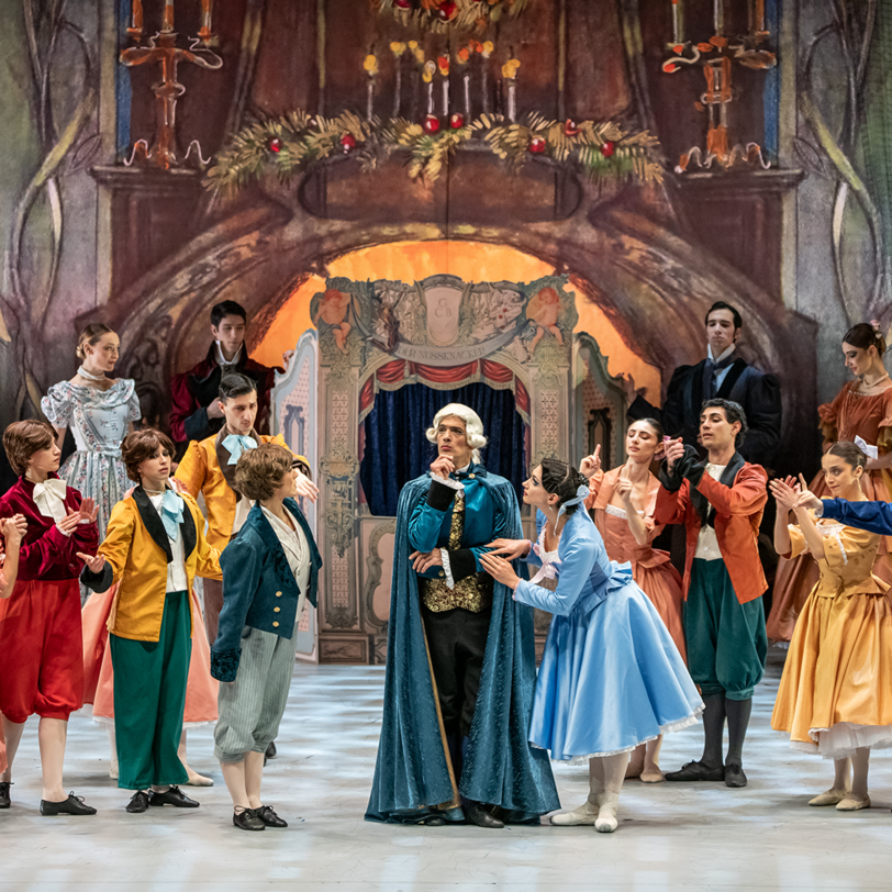 In ''Der Nussknacker'' verschmelzen Musik, Tanz und Theater zu einem festlichen Gesamtkunstwerk. In ''Der Nussknacker'' verschmelzen Musik, Tanz und Theater zu einem festlichen Gesamtkunstwerk.