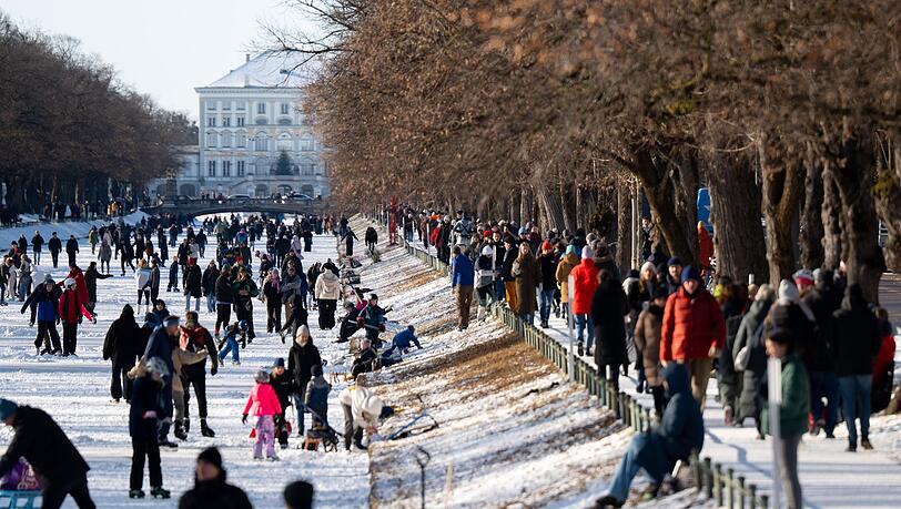 Winterjacke, Schal, M&uuml;tze, Handschuhe: Bei eisigen Temperaturen sollte man sich in Bayern weiter warm einpacken.