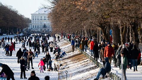 Winterjacke, Schal, M&uuml;tze, Handschuhe: Bei eisigen Temperaturen sollte man sich in Bayern weiter warm einpacken.