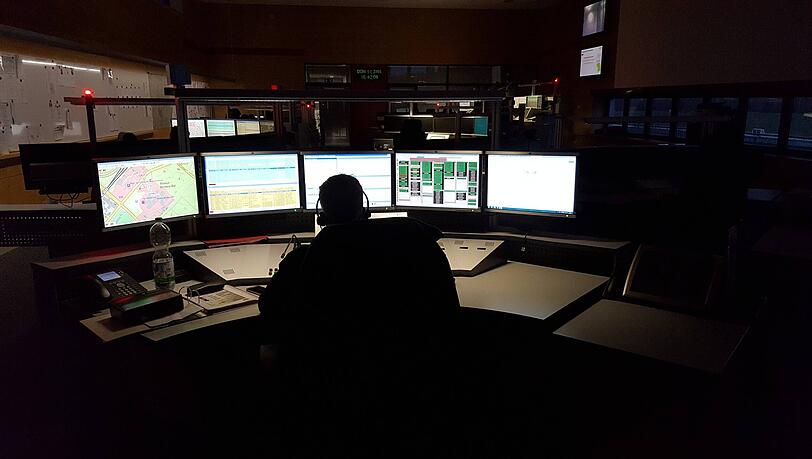 In der Integrierten Leitstelle der Branddirektion M&uuml;nchen laufen t&auml;glich rund 2500 Anrufe, darunter etwa 400 Anfragen f&uuml;r Krankentransporte, zusammen. (Symbolbild)