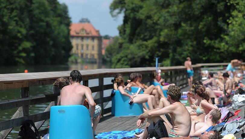 Im Hainbad schwimmt man im Fluss mit schöner Aussicht auf die Bamberger Altstadt. (Archivbild) Im Hainbad schwimmt man im Fluss mit schöner Aussicht auf die Bamberger Altstadt. (Archivbild)