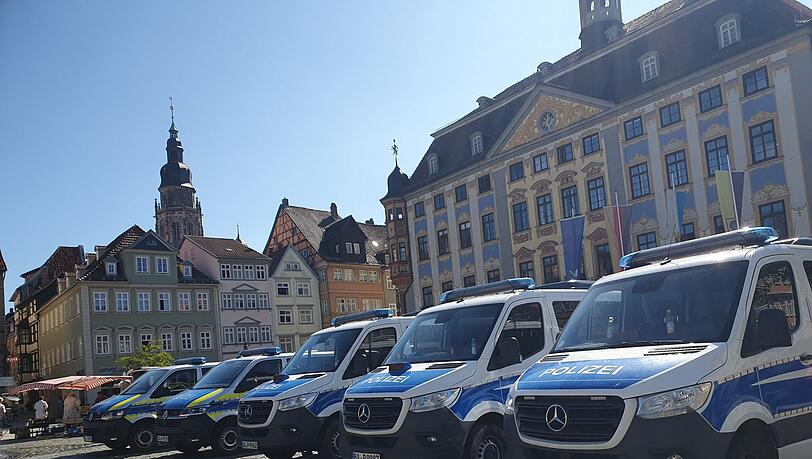 Die Polizei suchte am Dienstag in der Coburger Innenstadt nach Beweismitteln zur Tat. Die Polizei suchte am Dienstag in der Coburger Innenstadt nach Beweismitteln zur Tat.