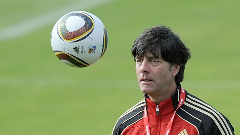 Joachim Löw beim Training mit der deutschen Mannschaft. Joachim Löw beim Training mit der deutschen Mannschaft.
