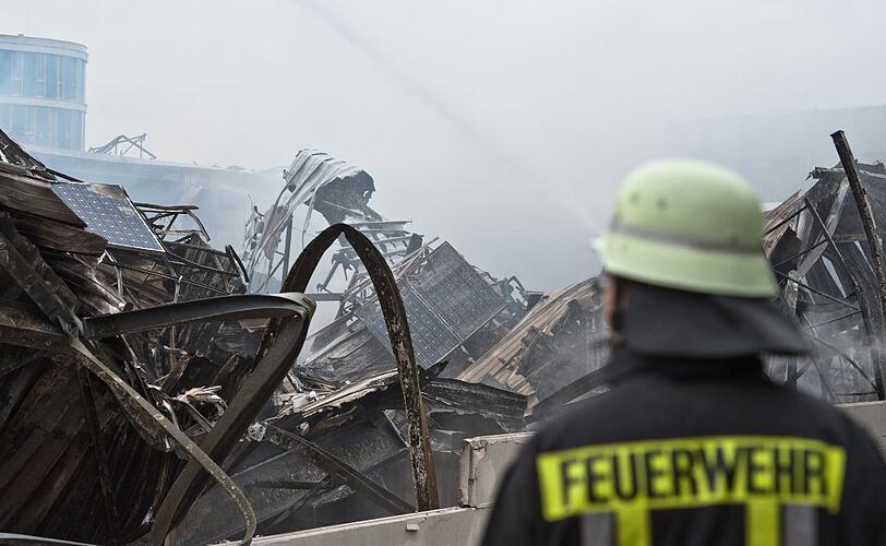Gegen 7.30 Uhr sei der Brand unter Kontrolle gewesen,
sagte der Einsatzleiter. Die Feuerwehr musste allerdings noch weiter
Glutnester löschen.