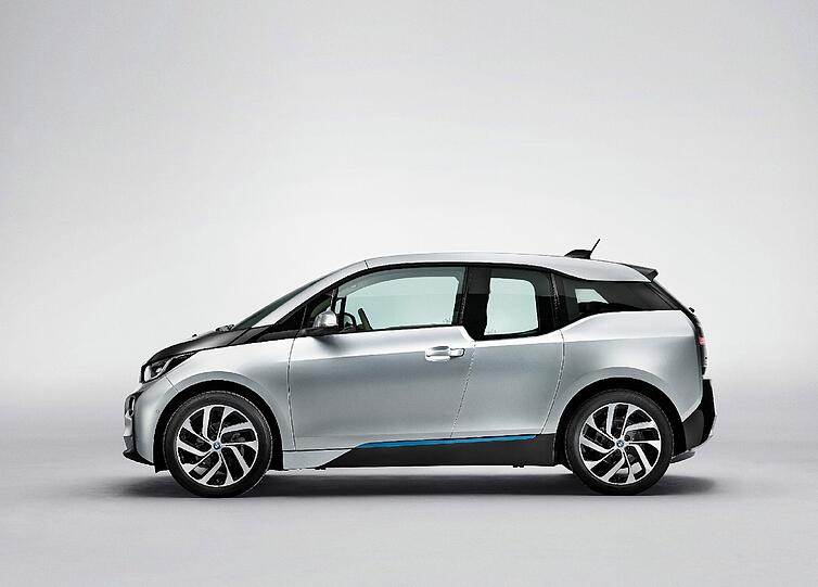Enthüllt: BMW zeigt erstmals das endgültige Design des Elektroflitzers i3. Außen wirkt er etwas rundlich, innendrin ist er BMW-typisch cool-elegant gestylt.
