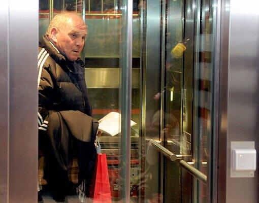 Im August 2002 fragte ihn die &bdquo;Welt&ldquo;: Herr Hoeneß , können Sie sich vorstellen, dass in der Bundesliga Schwarzgeld gezahlt wurde oder wird? Hoeneß sagte: Ich bin seit über 20 Jahren im Geschäft und kann für mich behaupten, dass ich nie mit solchen Praktiken zu tun hatte...