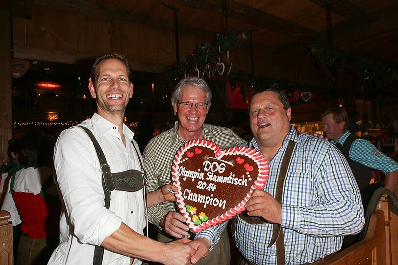 Christian Tröger, Joachim Ebner und dem Sieger beim Maßkrugstemmen, Manfred Nerlinger, im Weinzelt.