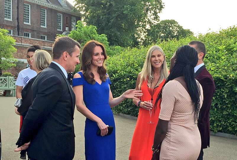 Die Herzogin in den Sunken Gardens beim Kensington Palace mit aktuellen und früheren Athleten des Teams "Sports Aid".