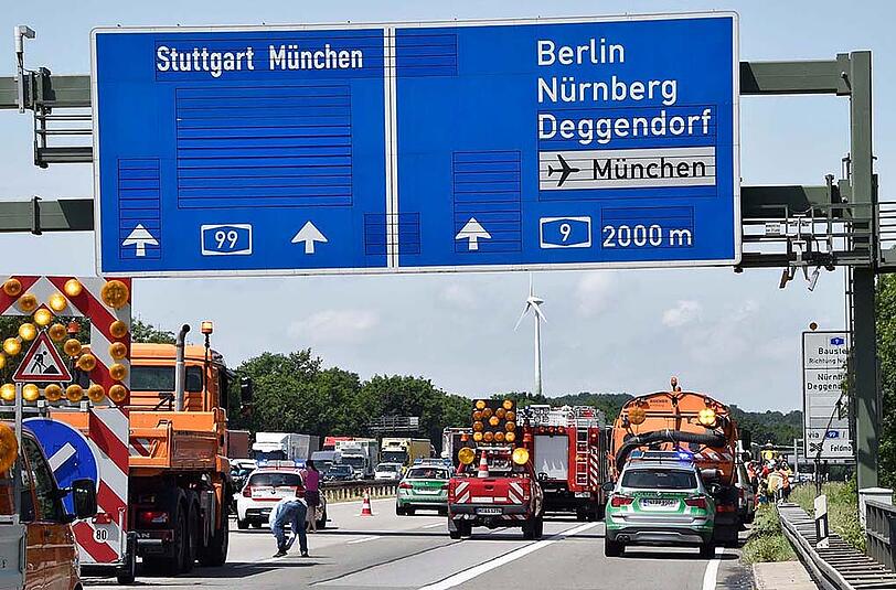 Bilder vom tödlichen Verkehrsunfall auf der A99 bei Unterföhring. Ein Lkw ist in ein Stauende gefahren, der Volvo wurde durch den Aufprall vollkommen zerstört. Eine Frau starb noch an der Unfallstelle.
