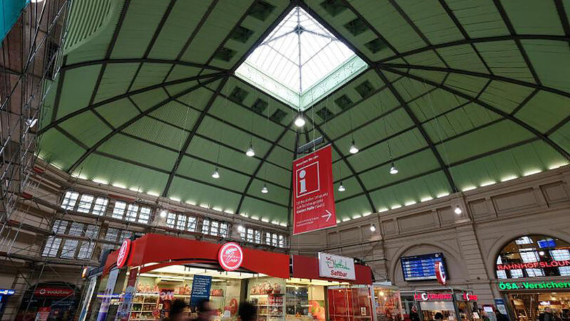 Die Kuppelhalle im Hauptbahnhof von Halle.