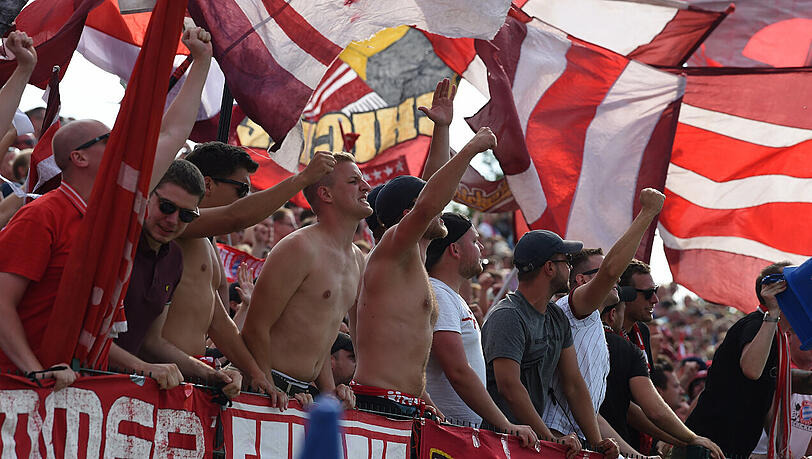 "Fans" des FC Bayern sorgen im Kehdinger Stadion für eine fünfminütige Unterbrechung, indem sie Plastikbälle und Toilettenpapierrollen auf den Rasen werfen.