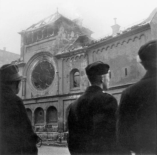 Die Synagoge in der Herzog-Rudolf-Straße ist komplett ausgebrannt.