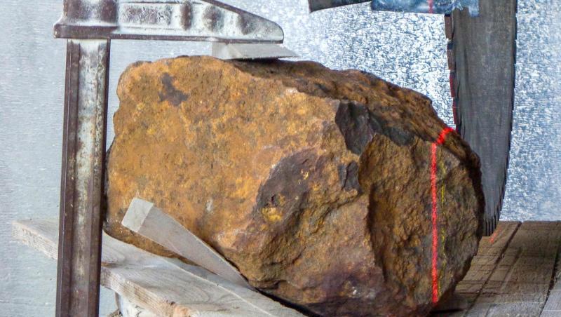 Der Meteorit liegt auf einer Werkbank. Foto: Gabriele Heinlein/Deutsches Zentrum für Luft- und Raumfahrt/dpa Der Meteorit liegt auf einer Werkbank. Foto: Gabriele Heinlein/Deutsches Zentrum für Luft- und Raumfahrt/dpa