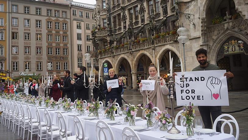 "80 Prozent in der Hochzeitsbranche sind Solo-Selbstständige, meist mit wenigen Rücklagen", erklärt Hochzeitsplanerin Doreen Winking (47) aus München, die für die 50 Demonstranten spricht. "80 Prozent in der Hochzeitsbranche sind Solo-Selbstständige, meist mit wenigen Rücklagen", erklärt Hochzeitsplanerin Doreen Winking (47) aus München, die für die 50 Demonstranten spricht.