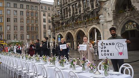 "80 Prozent in der Hochzeitsbranche sind Solo-Selbstständige, meist mit wenigen Rücklagen", erklärt Hochzeitsplanerin Doreen Winking (47) aus München, die für die 50 Demonstranten spricht.