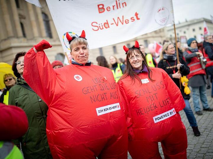 Demonstranten in Berlin im Protest-Outfit.