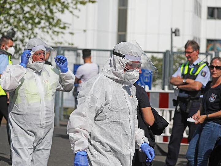 Mitarbeiter des Ordnungsamtes bei einer Flüchtlingsunterkunft der Zentralen Unterbringungseinrichtung ZUE Sankt Augustin I.