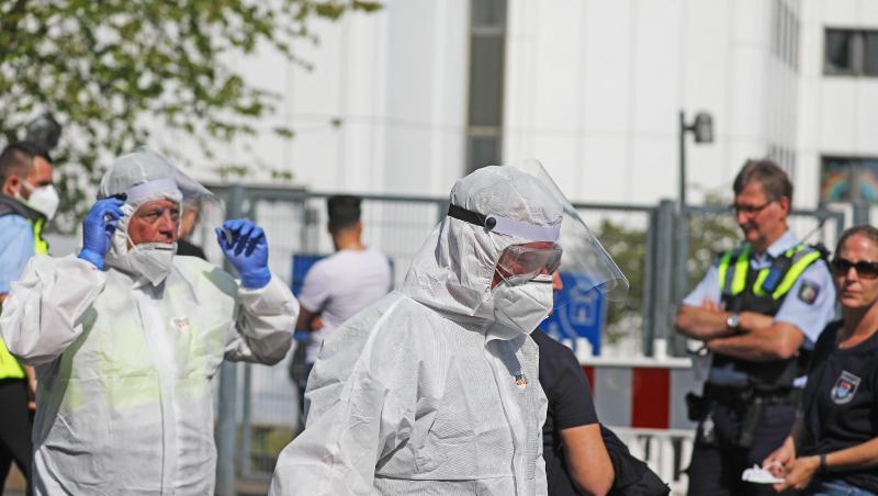 Mitarbeiter des Ordnungsamtes bei einer Flüchtlingsunterkunft der Zentralen Unterbringungseinrichtung ZUE Sankt Augustin I. Mitarbeiter des Ordnungsamtes bei einer Flüchtlingsunterkunft der Zentralen Unterbringungseinrichtung ZUE Sankt Augustin I.