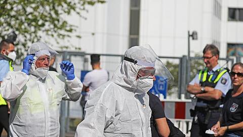 Mitarbeiter des Ordnungsamtes bei einer Flüchtlingsunterkunft der Zentralen Unterbringungseinrichtung ZUE Sankt Augustin I.