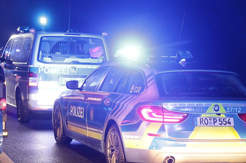 Eine sofort eingeleitete Fahndung nach dem Unfallverusacher führte zum Erfolg. Der Fahrer konnte kurze Zeit später geschnappt werden.