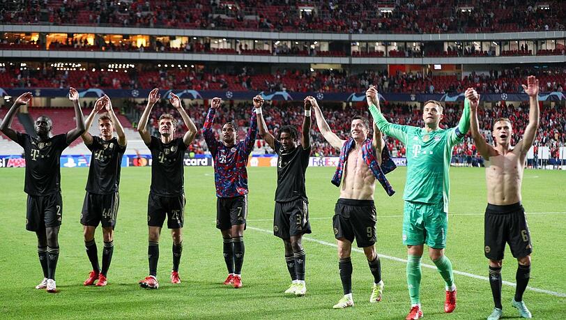 Die nächste Machtdemonstration - auch ohne Cheftrainer auf der Bank: Der FC Bayern feiert seinen 4:0-Sieg bei Benfica Lissabon. Die nächste Machtdemonstration - auch ohne Cheftrainer auf der Bank: Der FC Bayern feiert seinen 4:0-Sieg bei Benfica Lissabon.