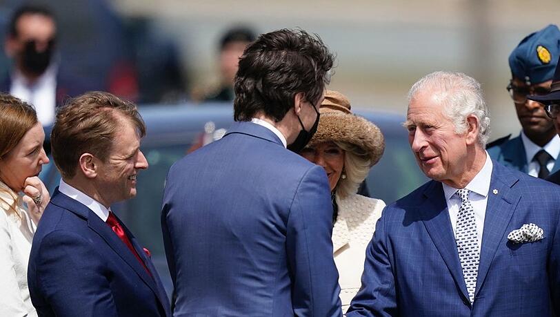 Justin Trudeau begrüßt Prinz Charles (r.) und Herzogin Camilla in St. John's.