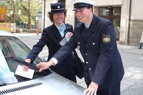 Ein Strafzettel am Scheibenwischer - Esther Schweinberger und ihr Kollege Andreas Bauer machen sich damit bei Falschparkern nicht unbedingt beliebt.