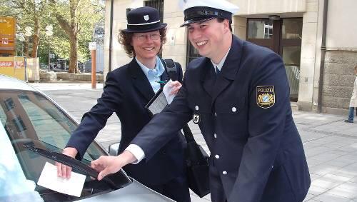 Ein Strafzettel am Scheibenwischer - Esther Schweinberger und ihr Kollege Andreas Bauer machen sich damit bei Falschparkern nicht unbedingt beliebt. Ein Strafzettel am Scheibenwischer - Esther Schweinberger und ihr Kollege Andreas Bauer machen sich damit bei Falschparkern nicht unbedingt beliebt.