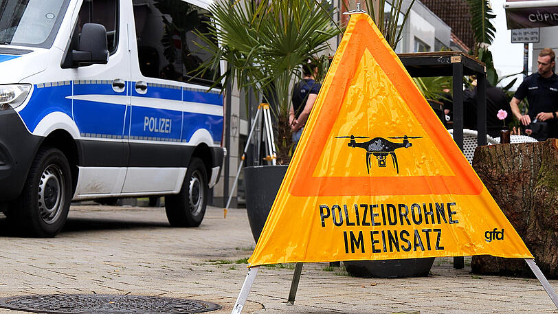 Ein Warnhinweis mit der Aufschrift "Polizeidrohne im Einsatz". Ein Warnhinweis mit der Aufschrift "Polizeidrohne im Einsatz".