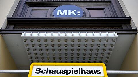 M&uuml;nchen, Sommer 2026: Ein Schild mit der Aufschrift "Schauspielhaus" ist am Eingang der M&uuml;nchner Kammerspiele zu sehen.