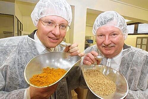 Curry und Koriander: Wirtschaftsreferent Roland Fleck (li.) und Gewürz-König Wolfgang Schulze nehmen eine Probe.