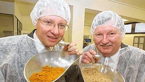 Curry und Koriander: Wirtschaftsreferent Roland Fleck (li.) und Gewürz-König Wolfgang Schulze nehmen eine Probe. Curry und Koriander: Wirtschaftsreferent Roland Fleck (li.) und Gewürz-König Wolfgang Schulze nehmen eine Probe.