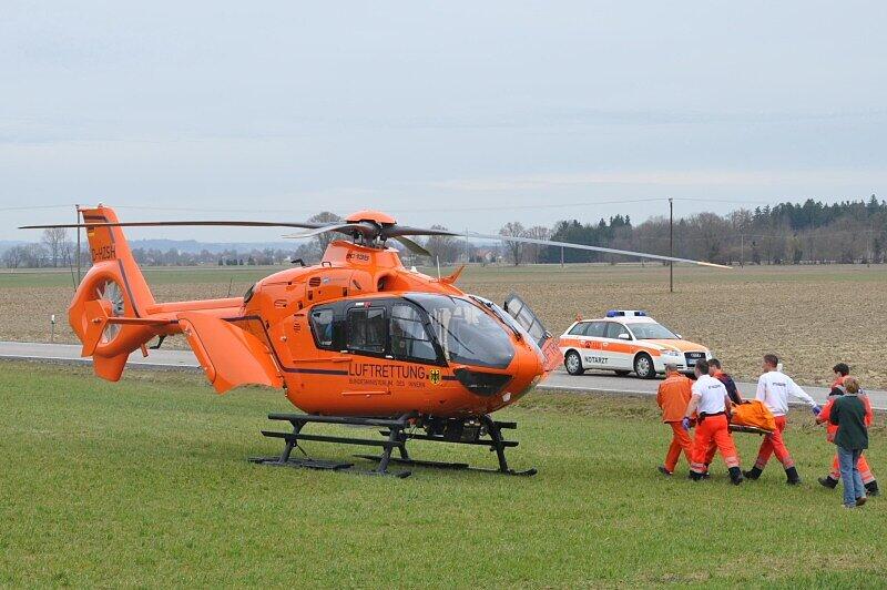 Die Bilder vom tragischen Unfall im Landkreis Mühldorf. Das 7-jährige Mädchen wurde von dem VW angefahren. Ein Rettungshubschrauber brachte die Schülerin ins Krankenhaus.