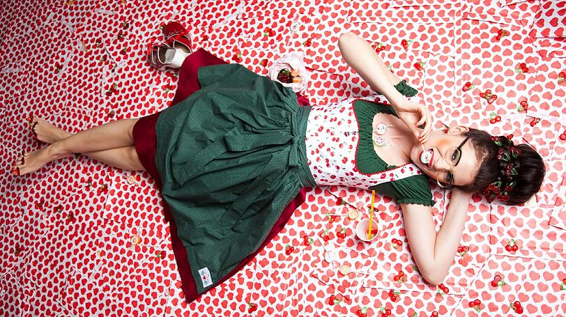 Fesch muss es sein und pflegeleicht. So ein
Dirndl kann man ganz unterschiedlich aufpeppen:
Mit Blusen, Schürzen oder
Accessoires wird es ein Einzelstück.
Das Kleid darf wie das Bild von &bdquo;Herzblut&ldquo; neckisch sein.