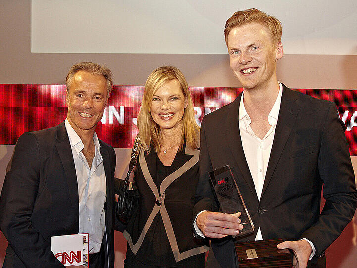 Hannes Jaenicke, Nina Ruge und Preisträger Claas Relotius (v. l.) bei den CNN Journalist Awards 2014