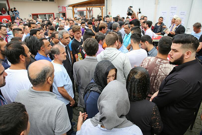 In der Trauer vereint: Die türkisch-islamische Gemeinde hat der Opfer des OEZ-Amokläufers gedacht - die Bilder.