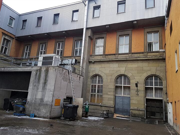 Die Ostwand der alten Querhalle: Baulich im oberen Teil verhunzt, ist auch dieser Vorkriegsbau noch erhalten.
